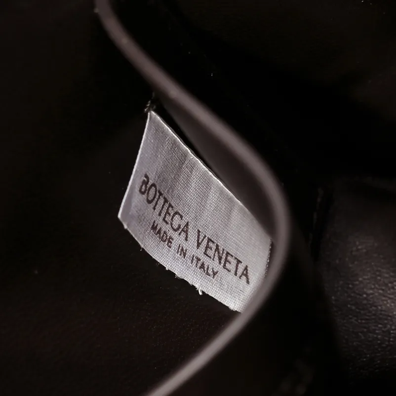 Batch 1260 #Bv The new Concert pouch is the most beautiful and practical mini bag I have ever seen 🎈 The bag body adopts the classic lntrecciato weaving process✅ It is equipped with a leather double-headed zipper, the opening is wide, easy to take and put, the shoulder strap knot can be slid to adjust the length freely, that is, 🉑️crossbody/underarm, and can be used as a clutch bag. Small body, large capacity, so practical! The key is that it is extremely versatile! Come and buy this small, exquisite, beautiful and versatile bag 👍 Model: 4258 Size: 18.5*11.5*8.5